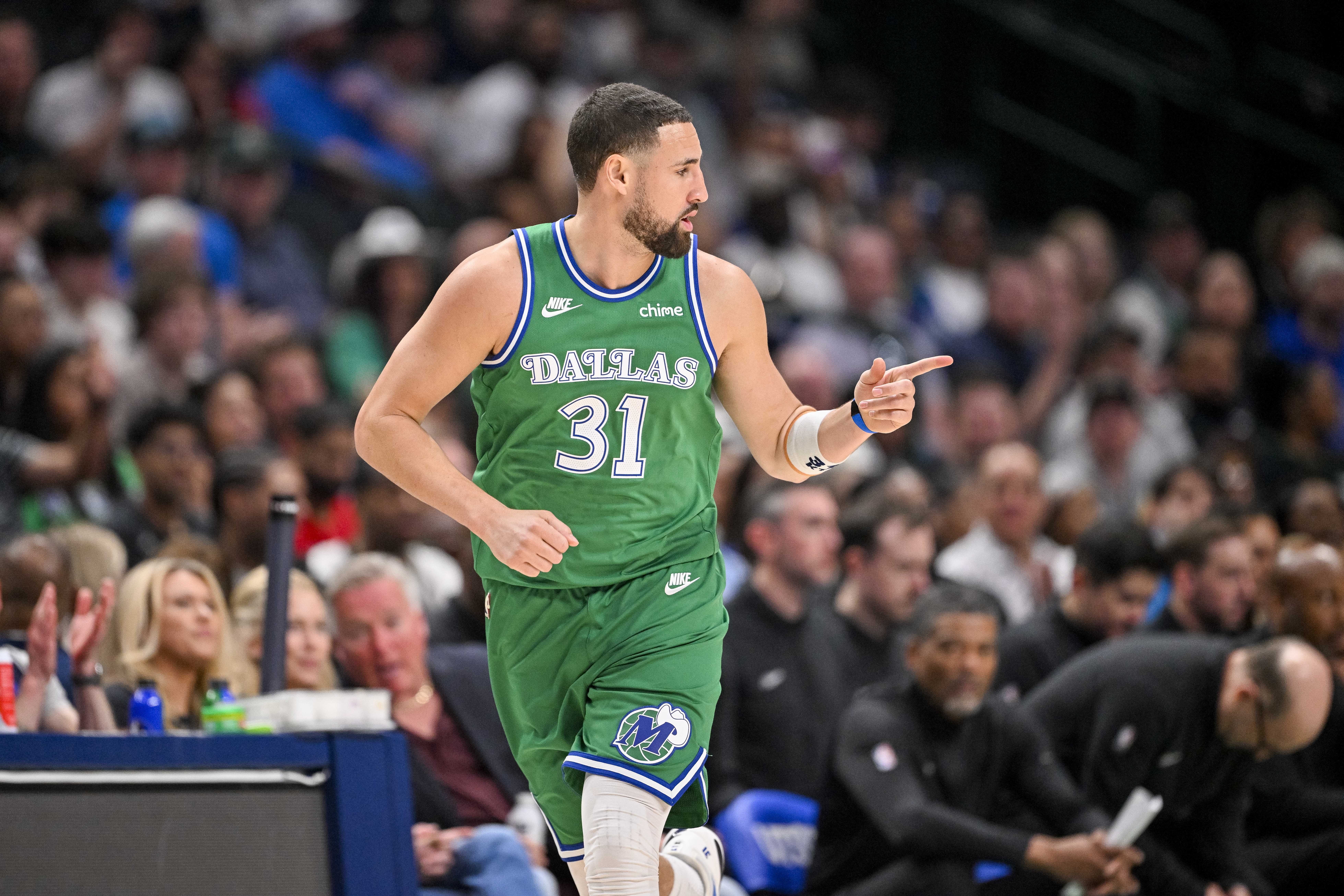 世界杯比赛在线观看地址-开场就有发挥！克莱首节5中3&amp;三分4中2 独得8分助队追分